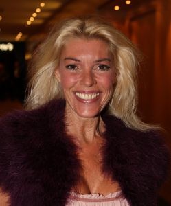 13-09-2008: SHOWBIZZ; MART VISSER LAAT ZIEN WAT HAUTE COUTURE IS IN WINTER 2008.
Mart Visser toonde wederom zijn collectie in het Amsterdamse  Hilton hotel. Weer tal van bekende Nederlanders waren gekomen om te smullen van Mart s wintercollectie.
foto: Albert den Iseger.
