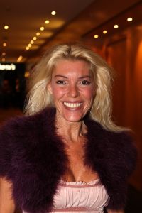 13-09-2008: SHOWBIZZ; MART VISSER LAAT ZIEN WAT HAUTE COUTURE IS IN WINTER 2008.
Mart Visser toonde wederom zijn collectie in het Amsterdamse  Hilton hotel. Weer tal van bekende Nederlanders waren gekomen om te smullen van Mart s wintercollectie.
foto: Albert den Iseger.