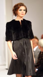 10-09-2008 SHOWBIZZ; FRANS MOLENAAR PRESENTEERDE HAUTE COUTURE WINTER 2008.
Couturier Frans Molenaar presenteerde wederom in het Amstel Hotel zijn haute couture collectie winter 2008. Met opvallende modellen als Cecile Grayham-van der Jagt - Kim Feenstra - Irene van der Laar en als bruid Sigrid Schouten de dochter van Tineke Schouten. Vele bekenden  waren weer op komen draven in het regenachtige herfst weer naar het alom bekende Amstel hotel om te gaan genieten van de Frans Molenaar collectie o.a. Janneke Brienkman  Hank Heijn  Cor en Norma Stutterheim  Jan Jansen  Fons van Westerloo met zijn vrouw  Hedy D Ancona met Aad Veldhoen en Rob en Henriette de Nijs die beide vertelde voor de eerste keer bij een echte modeshow te zijn.
Na de show heerlijke bitterballen en een goed glas wijn.
foto: Albert den Iseger.