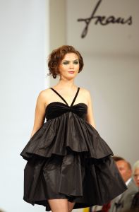 10-09-2008 SHOWBIZZ; FRANS MOLENAAR PRESENTEERDE HAUTE COUTURE WINTER 2008.
Couturier Frans Molenaar presenteerde wederom in het Amstel Hotel zijn haute couture collectie winter 2008. Met opvallende modellen als Cecile Grayham-van der Jagt - Kim Feenstra - Irene van der Laar en als bruid Sigrid Schouten de dochter van Tineke Schouten. Vele bekenden  waren weer op komen draven in het regenachtige herfst weer naar het alom bekende Amstel hotel om te gaan genieten van de Frans Molenaar collectie o.a. Janneke Brienkman  Hank Heijn  Cor en Norma Stutterheim  Jan Jansen  Fons van Westerloo met zijn vrouw  Hedy D Ancona met Aad Veldhoen en Rob en Henriette de Nijs die beide vertelde voor de eerste keer bij een echte modeshow te zijn.
Na de show heerlijke bitterballen en een goed glas wijn.
foto: Albert den Iseger.