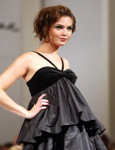 10-09-2008 SHOWBIZZ; FRANS MOLENAAR PRESENTEERDE HAUTE COUTURE WINTER 2008.
Couturier Frans Molenaar presenteerde wederom in het Amstel Hotel zijn haute couture collectie winter 2008. Met opvallende modellen als Cecile Grayham-van der Jagt - Kim Feenstra - Irene van der Laar en als bruid Sigrid Schouten de dochter van Tineke Schouten. Vele bekenden  waren weer op komen draven in het regenachtige herfst weer naar het alom bekende Amstel hotel om te gaan genieten van de Frans Molenaar collectie o.a. Janneke Brienkman  Hank Heijn  Cor en Norma Stutterheim  Jan Jansen  Fons van Westerloo met zijn vrouw  Hedy D Ancona met Aad Veldhoen en Rob en Henriette de Nijs die beide vertelde voor de eerste keer bij een echte modeshow te zijn.
Na de show heerlijke bitterballen en een goed glas wijn.
foto: Albert den Iseger.