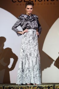 18-09-2008 SHOWBIZZ; MONIQUE COLLIGNON PRESENTEERDE ELEGANTE HAUTE COUTURE IN AMSTEL HOTEL. De wintercollectie 2008 mag gezien worden van M.C. In de hal van het Amstelhotel klonk de prachtige muziek  van Maria Callas en liepen de modellen trap op en af om de aanwezige MC liefhebbers hun prachtige creaties te tonen.
Veel prachtige jurkjes  mantels en robe-manteaus. Onder het publiek bevonden zich oa. Ankie van Grunsven -Sylvia Toth en Ankie en Rolf Friedlander. Een zeer geslaagde avond maar dan zonder de Molenaar bitterbal in de hal van het Amstelhotel te Amsterdam.
foto: Albert den Iseger.