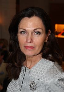 10-09-2008 SHOWBIZZ; FRANS MOLENAAR PRESENTEERDE HAUTE COUTURE WINTER 2008.
Couturier Frans Molenaar presenteerde wederom in het Amstel Hotel zijn haute couture collectie winter 2008. Met opvallende modellen als Cecile Grayham-van der Jagt - Kim Feenstra - Irene van der Laar en als bruid Sigrid Schouten de dochter van Tineke Schouten. Vele bekenden  waren weer op komen draven in het regenachtige herfst weer naar het alom bekende Amstel hotel om te gaan genieten van de Frans Molenaar collectie o.a. Janneke Brienkman  Hank Heijn  Cor en Norma Stutterheim  Jan Jansen  Fons van Westerloo met zijn vrouw  Hedy D Ancona met Aad Veldhoen en Rob en Henriette de Nijs die beide vertelde voor de eerste keer bij een echte modeshow te zijn.
Na de show heerlijke bitterballen en een goed glas wijn.
foto: Albert den Iseger.