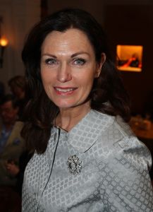 10-09-2008 SHOWBIZZ; FRANS MOLENAAR PRESENTEERDE HAUTE COUTURE WINTER 2008.
Couturier Frans Molenaar presenteerde wederom in het Amstel Hotel zijn haute couture collectie winter 2008. Met opvallende modellen als Cecile Grayham-van der Jagt - Kim Feenstra - Irene van der Laar en als bruid Sigrid Schouten de dochter van Tineke Schouten. Vele bekenden  waren weer op komen draven in het regenachtige herfst weer naar het alom bekende Amstel hotel om te gaan genieten van de Frans Molenaar collectie o.a. Janneke Brienkman  Hank Heijn  Cor en Norma Stutterheim  Jan Jansen  Fons van Westerloo met zijn vrouw  Hedy D Ancona met Aad Veldhoen en Rob en Henriette de Nijs die beide vertelde voor de eerste keer bij een echte modeshow te zijn.
Na de show heerlijke bitterballen en een goed glas wijn.
foto: Albert den Iseger.