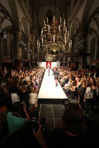 04-09-2008 SHOWBIZZ; MODESHOW VAN JOS VAN RAAK IN WESTERKERK TE AMSTERDAM ERG DRUK BEZOCHT. Eenmaal per jaar organiseerd  Jos van Raak een modeshow voor zijn klanten en sponcers en op de catwalk lopen dan bekende Nederlanders mee. Dit jaar liepen in zijn modeshow mee Irene van Laar - Zwangere Froukje de Both - Lieke van Lexmond en Elize. Het was weer een topshow met prachtige kledingsstukken. Het prachtige dak van de Westerkerk ging er bijna van af toen het applaus na de show losbrak.
foto: Albert den Iseger.