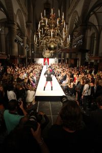 04-09-2008 SHOWBIZZ; MODESHOW VAN JOS VAN RAAK IN WESTERKERK TE AMSTERDAM ERG DRUK BEZOCHT. Eenmaal per jaar organiseerd  Jos van Raak een modeshow voor zijn klanten en sponcers en op de catwalk lopen dan bekende Nederlanders mee. Dit jaar liepen in zijn modeshow mee Irene van Laar - Zwangere Froukje de Both - Lieke van Lexmond en Elize. Het was weer een topshow met prachtige kledingsstukken. Het prachtige dak van de Westerkerk ging er bijna van af toen het applaus na de show losbrak.
foto: Albert den Iseger.