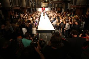 04-09-2008 SHOWBIZZ; MODESHOW VAN JOS VAN RAAK IN WESTERKERK TE AMSTERDAM ERG DRUK BEZOCHT. Eenmaal per jaar organiseerd  Jos van Raak een modeshow voor zijn klanten en sponcers en op de catwalk lopen dan bekende Nederlanders mee. Dit jaar liepen in zijn modeshow mee Irene van Laar - Zwangere Froukje de Both - Lieke van Lexmond en Elize. Het was weer een topshow met prachtige kledingsstukken. Het prachtige dak van de Westerkerk ging er bijna van af toen het applaus na de show losbrak.
foto: Albert den Iseger.