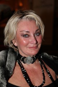 18-09-2008 SHOWBIZZ; MONIQUE COLLIGNON PRESENTEERDE ELEGANTE HAUTE COUTURE IN AMSTEL HOTEL. De wintercollectie 2008 mag gezien worden van M.C. In de hal van het Amstelhotel klonk de prachtige muziek  van Maria Callas en liepen de modellen trap op en af om de aanwezige MC liefhebbers hun prachtige creaties te tonen.
Veel prachtige jurkjes  mantels en robe-manteaus. Onder het publiek bevonden zich oa. Ankie van Grunsven -Sylvia Toth en Ankie en Rolf Friedlander. Een zeer geslaagde avond maar dan zonder de Molenaar bitterbal in de hal van het Amstelhotel te Amsterdam.
foto: Albert den Iseger.