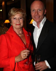 13-09-2008: SHOWBIZZ; MART VISSER LAAT ZIEN WAT HAUTE COUTURE IS IN WINTER 2008.
Mart Visser toonde wederom zijn collectie in het Amsterdamse  Hilton hotel. Weer tal van bekende Nederlanders waren gekomen om te smullen van Mart s wintercollectie.
foto: Albert den Iseger.