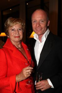 13-09-2008: SHOWBIZZ; MART VISSER LAAT ZIEN WAT HAUTE COUTURE IS IN WINTER 2008.
Mart Visser toonde wederom zijn collectie in het Amsterdamse  Hilton hotel. Weer tal van bekende Nederlanders waren gekomen om te smullen van Mart s wintercollectie.
foto: Albert den Iseger.