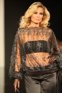 13-09-2008: SHOWBIZZ; MART VISSER LAAT ZIEN WAT HAUTE COUTURE IS IN WINTER 2008.
Mart Visser toonde wederom zijn collectie in het Amsterdamse  Hilton hotel. Weer tal van bekende Nederlanders waren gekomen om te smullen van Mart s wintercollectie.
foto: Albert den Iseger.