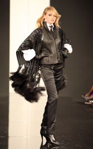 13-09-2008: SHOWBIZZ; MART VISSER LAAT ZIEN WAT HAUTE COUTURE IS IN WINTER 2008.
Mart Visser toonde wederom zijn collectie in het Amsterdamse  Hilton hotel. Weer tal van bekende Nederlanders waren gekomen om te smullen van Mart s wintercollectie.
foto: Albert den Iseger.