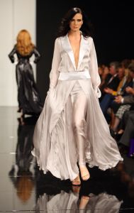 13-09-2008: SHOWBIZZ; MART VISSER LAAT ZIEN WAT HAUTE COUTURE IS IN WINTER 2008.
Mart Visser toonde wederom zijn collectie in het Amsterdamse  Hilton hotel. Weer tal van bekende Nederlanders waren gekomen om te smullen van Mart s wintercollectie.
foto: Albert den Iseger.