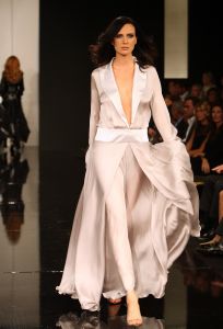 13-09-2008: SHOWBIZZ; MART VISSER LAAT ZIEN WAT HAUTE COUTURE IS IN WINTER 2008.
Mart Visser toonde wederom zijn collectie in het Amsterdamse  Hilton hotel. Weer tal van bekende Nederlanders waren gekomen om te smullen van Mart s wintercollectie.
foto: Albert den Iseger.