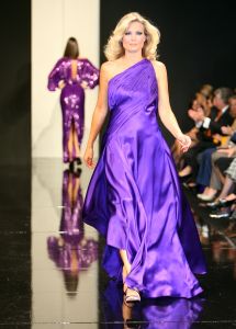 13-09-2008: SHOWBIZZ; MART VISSER LAAT ZIEN WAT HAUTE COUTURE IS IN WINTER 2008.
Mart Visser toonde wederom zijn collectie in het Amsterdamse  Hilton hotel. Weer tal van bekende Nederlanders waren gekomen om te smullen van Mart s wintercollectie.
foto: Albert den Iseger.