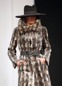 13-09-2008: SHOWBIZZ; MART VISSER LAAT ZIEN WAT HAUTE COUTURE IS IN WINTER 2008.
Mart Visser toonde wederom zijn collectie in het Amsterdamse  Hilton hotel. Weer tal van bekende Nederlanders waren gekomen om te smullen van Mart s wintercollectie.
foto: Albert den Iseger.