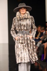 13-09-2008: SHOWBIZZ; MART VISSER LAAT ZIEN WAT HAUTE COUTURE IS IN WINTER 2008.
Mart Visser toonde wederom zijn collectie in het Amsterdamse  Hilton hotel. Weer tal van bekende Nederlanders waren gekomen om te smullen van Mart s wintercollectie.
foto: Albert den Iseger.