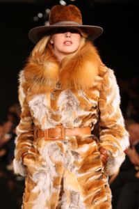 13-09-2008: SHOWBIZZ; MART VISSER LAAT ZIEN WAT HAUTE COUTURE IS IN WINTER 2008.
Mart Visser toonde wederom zijn collectie in het Amsterdamse  Hilton hotel. Weer tal van bekende Nederlanders waren gekomen om te smullen van Mart s wintercollectie.
foto: Albert den Iseger.