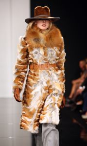 13-09-2008: SHOWBIZZ; MART VISSER LAAT ZIEN WAT HAUTE COUTURE IS IN WINTER 2008.
Mart Visser toonde wederom zijn collectie in het Amsterdamse  Hilton hotel. Weer tal van bekende Nederlanders waren gekomen om te smullen van Mart s wintercollectie.
foto: Albert den Iseger.