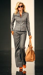 13-09-2008: SHOWBIZZ; MART VISSER LAAT ZIEN WAT HAUTE COUTURE IS IN WINTER 2008.
Mart Visser toonde wederom zijn collectie in het Amsterdamse  Hilton hotel. Weer tal van bekende Nederlanders waren gekomen om te smullen van Mart s wintercollectie.
foto: Albert den Iseger.