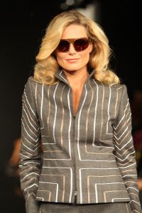 13-09-2008: SHOWBIZZ; MART VISSER LAAT ZIEN WAT HAUTE COUTURE IS IN WINTER 2008.
Mart Visser toonde wederom zijn collectie in het Amsterdamse  Hilton hotel. Weer tal van bekende Nederlanders waren gekomen om te smullen van Mart s wintercollectie.
foto: Albert den Iseger.