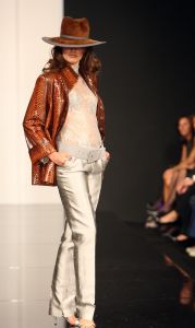 13-09-2008: SHOWBIZZ; MART VISSER LAAT ZIEN WAT HAUTE COUTURE IS IN WINTER 2008.
Mart Visser toonde wederom zijn collectie in het Amsterdamse  Hilton hotel. Weer tal van bekende Nederlanders waren gekomen om te smullen van Mart s wintercollectie.
foto: Albert den Iseger.