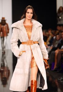 13-09-2008: SHOWBIZZ; MART VISSER LAAT ZIEN WAT HAUTE COUTURE IS IN WINTER 2008.
Mart Visser toonde wederom zijn collectie in het Amsterdamse  Hilton hotel. Weer tal van bekende Nederlanders waren gekomen om te smullen van Mart s wintercollectie.
foto: Albert den Iseger.