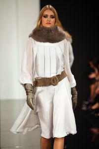 13-09-2008: SHOWBIZZ; MART VISSER LAAT ZIEN WAT HAUTE COUTURE IS IN WINTER 2008.
Mart Visser toonde wederom zijn collectie in het Amsterdamse  Hilton hotel. Weer tal van bekende Nederlanders waren gekomen om te smullen van Mart s wintercollectie.
foto: Albert den Iseger.