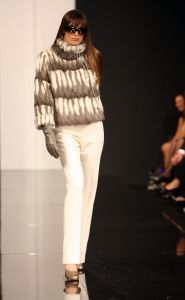 13-09-2008: SHOWBIZZ; MART VISSER LAAT ZIEN WAT HAUTE COUTURE IS IN WINTER 2008.
Mart Visser toonde wederom zijn collectie in het Amsterdamse  Hilton hotel. Weer tal van bekende Nederlanders waren gekomen om te smullen van Mart s wintercollectie.
foto: Albert den Iseger.