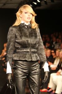 13-09-2008: SHOWBIZZ; MART VISSER LAAT ZIEN WAT HAUTE COUTURE IS IN WINTER 2008.
Mart Visser toonde wederom zijn collectie in het Amsterdamse  Hilton hotel. Weer tal van bekende Nederlanders waren gekomen om te smullen van Mart s wintercollectie.
foto: Albert den Iseger.
