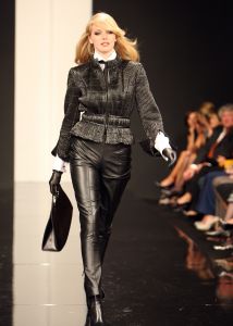 13-09-2008: SHOWBIZZ; MART VISSER LAAT ZIEN WAT HAUTE COUTURE IS IN WINTER 2008.
Mart Visser toonde wederom zijn collectie in het Amsterdamse  Hilton hotel. Weer tal van bekende Nederlanders waren gekomen om te smullen van Mart s wintercollectie.
foto: Albert den Iseger.