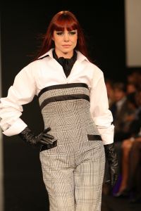 13-09-2008: SHOWBIZZ; MART VISSER LAAT ZIEN WAT HAUTE COUTURE IS IN WINTER 2008.
Mart Visser toonde wederom zijn collectie in het Amsterdamse  Hilton hotel. Weer tal van bekende Nederlanders waren gekomen om te smullen van Mart s wintercollectie.
foto: Albert den Iseger.