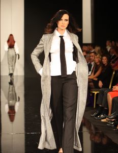 13-09-2008: SHOWBIZZ; MART VISSER LAAT ZIEN WAT HAUTE COUTURE IS IN WINTER 2008.
Mart Visser toonde wederom zijn collectie in het Amsterdamse  Hilton hotel. Weer tal van bekende Nederlanders waren gekomen om te smullen van Mart s wintercollectie.
foto: Albert den Iseger.