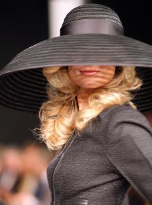 13-09-2008: SHOWBIZZ; MART VISSER LAAT ZIEN WAT HAUTE COUTURE IS IN WINTER 2008.
Mart Visser toonde wederom zijn collectie in het Amsterdamse  Hilton hotel. Weer tal van bekende Nederlanders waren gekomen om te smullen van Mart s wintercollectie.
foto: Albert den Iseger.