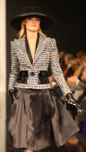 13-09-2008: SHOWBIZZ; MART VISSER LAAT ZIEN WAT HAUTE COUTURE IS IN WINTER 2008.
Mart Visser toonde wederom zijn collectie in het Amsterdamse  Hilton hotel. Weer tal van bekende Nederlanders waren gekomen om te smullen van Mart s wintercollectie.
foto: Albert den Iseger.