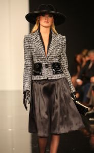 13-09-2008: SHOWBIZZ; MART VISSER LAAT ZIEN WAT HAUTE COUTURE IS IN WINTER 2008.
Mart Visser toonde wederom zijn collectie in het Amsterdamse  Hilton hotel. Weer tal van bekende Nederlanders waren gekomen om te smullen van Mart s wintercollectie.
foto: Albert den Iseger.