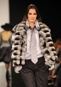 13-09-2008: SHOWBIZZ; MART VISSER LAAT ZIEN WAT HAUTE COUTURE IS IN WINTER 2008.
Mart Visser toonde wederom zijn collectie in het Amsterdamse  Hilton hotel. Weer tal van bekende Nederlanders waren gekomen om te smullen van Mart s wintercollectie.
foto: Albert den Iseger.