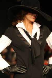 13-09-2008: SHOWBIZZ; MART VISSER LAAT ZIEN WAT HAUTE COUTURE IS IN WINTER 2008.
Mart Visser toonde wederom zijn collectie in het Amsterdamse  Hilton hotel. Weer tal van bekende Nederlanders waren gekomen om te smullen van Mart s wintercollectie.
foto: Albert den Iseger.
