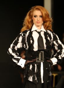 13-09-2008: SHOWBIZZ; MART VISSER LAAT ZIEN WAT HAUTE COUTURE IS IN WINTER 2008.
Mart Visser toonde wederom zijn collectie in het Amsterdamse  Hilton hotel. Weer tal van bekende Nederlanders waren gekomen om te smullen van Mart s wintercollectie.
foto: Albert den Iseger.