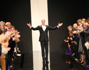 13-09-2008: SHOWBIZZ; MART VISSER LAAT ZIEN WAT HAUTE COUTURE IS IN WINTER 2008.
Mart Visser toonde wederom zijn collectie in het Amsterdamse  Hilton hotel. Weer tal van bekende Nederlanders waren gekomen om te smullen van Mart s wintercollectie.
foto: Albert den Iseger.