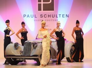 08-09-2008 SHOWBIZZ; PAUL SCHULTEN SHOWDE HAUTE COUTURE WINTER COLLECTIE 2008 WEDEROM IN HOTEL OKURA. De modeshow die traditiegetrouw in de balzaal van Hotel Okura plaatsvond was er weer een om bij weg te dromen. Paul maakt nu eenmaal geen brave haute couture maar geeft vaak een knipoog naar een wat brutale stijl. De prachtige modellen showden de eigenzinnige stijl van Paul met charme, en de als sierstuk op de catwalk geparkeerde Duesenberg coupe deed menig bezoeker de handen blauw klappen na het zien van zoveel mooie mode.
foto: Albert den Iseger.