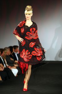 23-09-2008 SHOWBIZZ; SHEILA DE VRIES PRESENTEERDE HAUTE COUTURE COLLECTIE WINTER 2008. Een droom werd waarheid voor Sheila en haar modeteam. Iedereen was het over een ding eens Sheila had weer een collectie gemaakt die ook van Yves St.Laurent had kunnen zijn. Prachtig en nog eens prachtig waren de reacties van haar aanwezige klanten. Ook de vele prominenten waren het eens met de complimenten aan het Sheila de Vries en haar team. 
foto: Albert den Iseger.