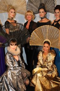 23-09-2008 SHOWBIZZ; SHEILA DE VRIES PRESENTEERDE HAUTE COUTURE COLLECTIE WINTER 2008. Een droom werd waarheid voor Sheila en haar modeteam. Iedereen was het over een ding eens Sheila had weer een collectie gemaakt die ook van Yves St.Laurent had kunnen zijn. Prachtig en nog eens prachtig waren de reacties van haar aanwezige klanten. Ook de vele prominenten waren het eens met de complimenten aan het Sheila de Vries en haar team. 
foto: Albert den Iseger.