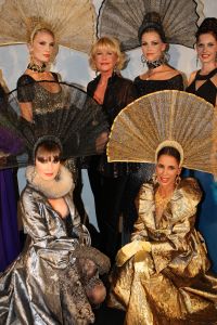 23-09-2008 SHOWBIZZ; SHEILA DE VRIES PRESENTEERDE HAUTE COUTURE COLLECTIE WINTER 2008. Een droom werd waarheid voor Sheila en haar modeteam. Iedereen was het over een ding eens Sheila had weer een collectie gemaakt die ook van Yves St.Laurent had kunnen zijn. Prachtig en nog eens prachtig waren de reacties van haar aanwezige klanten. Ook de vele prominenten waren het eens met de complimenten aan het Sheila de Vries en haar team. 
foto: Albert den Iseger.