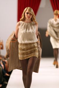 04-09-2008 SHOWBIZZ; MODESHOW VAN JOS VAN RAAK IN WESTERKERK TE AMSTERDAM ERG DRUK BEZOCHT. Eenmaal per jaar organiseerd  Jos van Raak een modeshow voor zijn klanten en sponcers en op de catwalk lopen dan bekende Nederlanders mee. Dit jaar liepen in zijn modeshow mee Irene van Laar - Zwangere Froukje de Both - Lieke van Lexmond en Elize. Het was weer een topshow met prachtige kledingsstukken. Het prachtige dak van de Westerkerk ging er bijna van af toen het applaus na de show losbrak.
foto: Albert den Iseger.