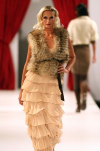 04-09-2008 SHOWBIZZ; MODESHOW VAN JOS VAN RAAK IN WESTERKERK TE AMSTERDAM ERG DRUK BEZOCHT. Eenmaal per jaar organiseerd  Jos van Raak een modeshow voor zijn klanten en sponcers en op de catwalk lopen dan bekende Nederlanders mee. Dit jaar liepen in zijn modeshow mee Irene van Laar - Zwangere Froukje de Both - Lieke van Lexmond en Elize. Het was weer een topshow met prachtige kledingsstukken. Het prachtige dak van de Westerkerk ging er bijna van af toen het applaus na de show losbrak.
foto: Albert den Iseger.