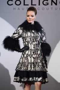 18-09-2008 SHOWBIZZ; MONIQUE COLLIGNON PRESENTEERDE ELEGANTE HAUTE COUTURE IN AMSTEL HOTEL. De wintercollectie 2008 mag gezien worden van M.C. In de hal van het Amstelhotel klonk de prachtige muziek  van Maria Callas en liepen de modellen trap op en af om de aanwezige MC liefhebbers hun prachtige creaties te tonen.
Veel prachtige jurkjes  mantels en robe-manteaus. Onder het publiek bevonden zich oa. Ankie van Grunsven -Sylvia Toth en Ankie en Rolf Friedlander. Een zeer geslaagde avond maar dan zonder de Molenaar bitterbal in de hal van het Amstelhotel te Amsterdam.
foto: Albert den Iseger.