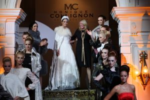 18-09-2008 SHOWBIZZ; MONIQUE COLLIGNON PRESENTEERDE ELEGANTE HAUTE COUTURE IN AMSTEL HOTEL. De wintercollectie 2008 mag gezien worden van M.C. In de hal van het Amstelhotel klonk de prachtige muziek  van Maria Callas en liepen de modellen trap op en af om de aanwezige MC liefhebbers hun prachtige creaties te tonen.
Veel prachtige jurkjes  mantels en robe-manteaus. Onder het publiek bevonden zich oa. Ankie van Grunsven -Sylvia Toth en Ankie en Rolf Friedlander. Een zeer geslaagde avond maar dan zonder de Molenaar bitterbal in de hal van het Amstelhotel te Amsterdam.
foto: Albert den Iseger.