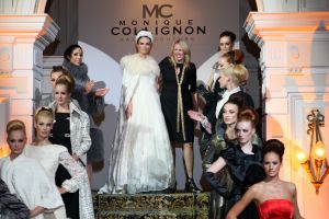 18-09-2008 SHOWBIZZ; MONIQUE COLLIGNON PRESENTEERDE ELEGANTE HAUTE COUTURE IN AMSTEL HOTEL. De wintercollectie 2008 mag gezien worden van M.C. In de hal van het Amstelhotel klonk de prachtige muziek  van Maria Callas en liepen de modellen trap op en af om de aanwezige MC liefhebbers hun prachtige creaties te tonen.
Veel prachtige jurkjes  mantels en robe-manteaus. Onder het publiek bevonden zich oa. Ankie van Grunsven -Sylvia Toth en Ankie en Rolf Friedlander. Een zeer geslaagde avond maar dan zonder de Molenaar bitterbal in de hal van het Amstelhotel te Amsterdam.
foto: Albert den Iseger.