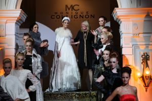 18-09-2008 SHOWBIZZ; MONIQUE COLLIGNON PRESENTEERDE ELEGANTE HAUTE COUTURE IN AMSTEL HOTEL. De wintercollectie 2008 mag gezien worden van M.C. In de hal van het Amstelhotel klonk de prachtige muziek  van Maria Callas en liepen de modellen trap op en af om de aanwezige MC liefhebbers hun prachtige creaties te tonen.
Veel prachtige jurkjes  mantels en robe-manteaus. Onder het publiek bevonden zich oa. Ankie van Grunsven -Sylvia Toth en Ankie en Rolf Friedlander. Een zeer geslaagde avond maar dan zonder de Molenaar bitterbal in de hal van het Amstelhotel te Amsterdam.
foto: Albert den Iseger.